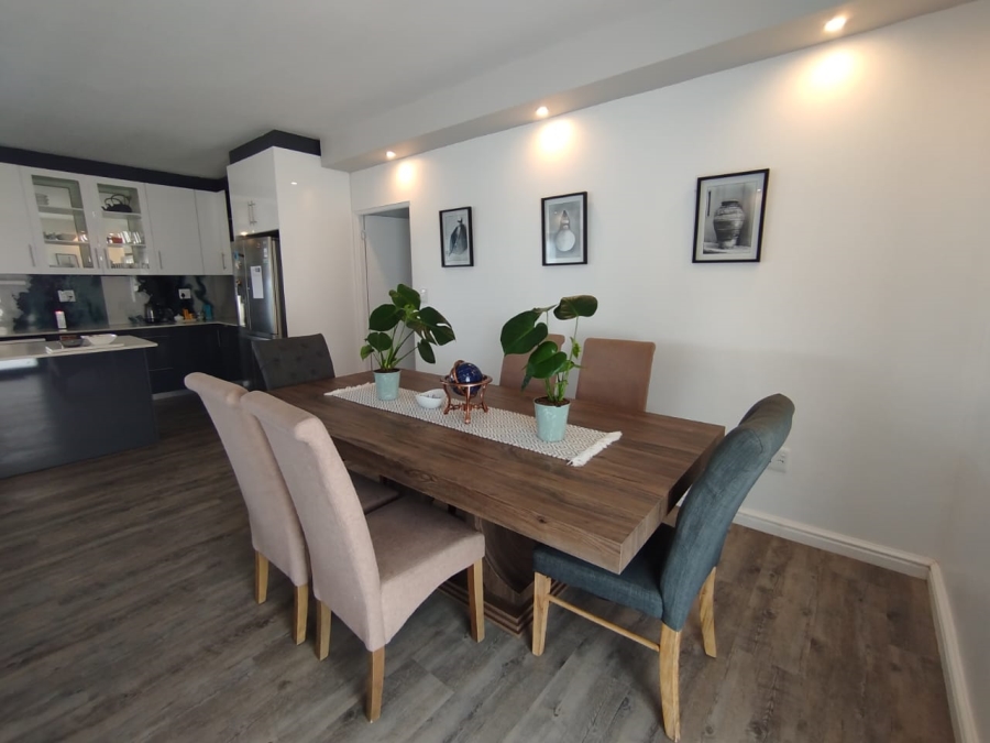 4 Bedroom Property for Sale in Hoogland Western Cape
